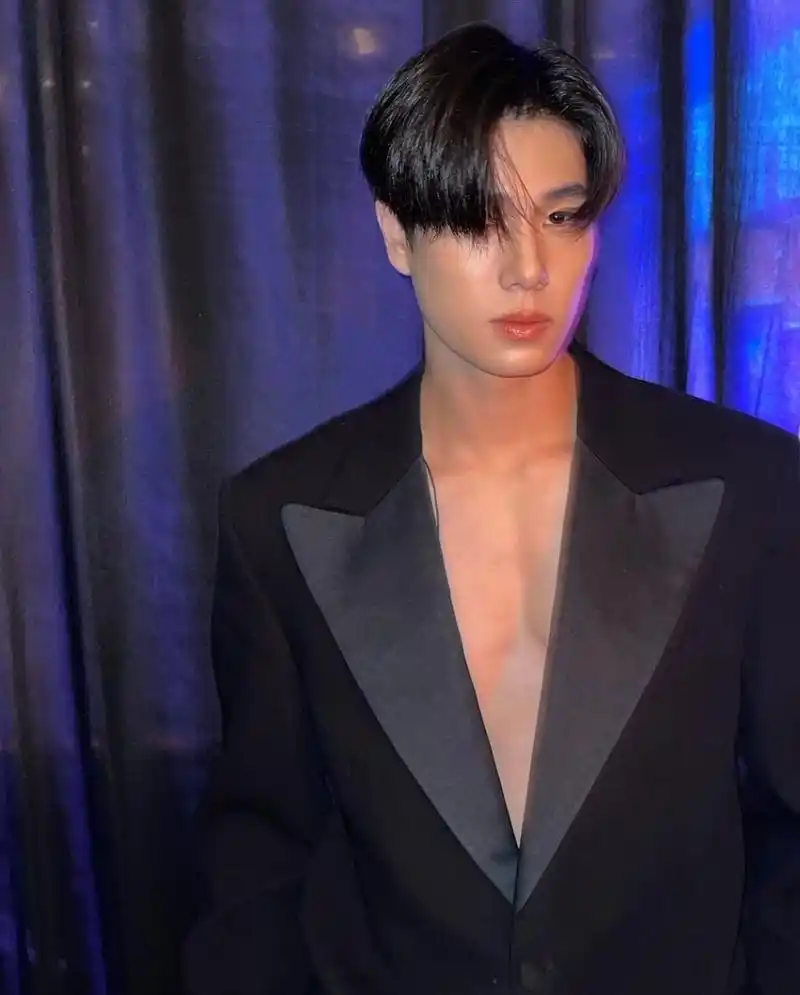 深v西服,看到腹肌啦!#明星娱乐资讯