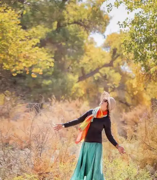 秋天在胡杨林拍风景人像照穿什么衣服千万别推荐红色去年照片就失败了