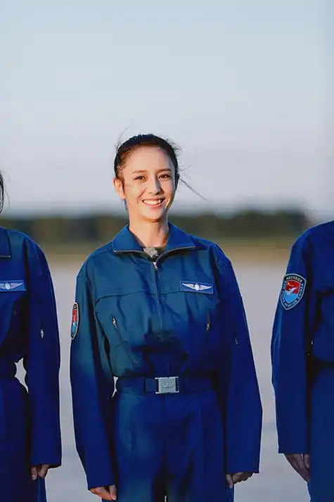 佟丽娅《真男2》真正飞行员 驾战机翱翔蓝天