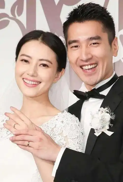 高圆圆搂着老公的脖子,似乎在热聊什么