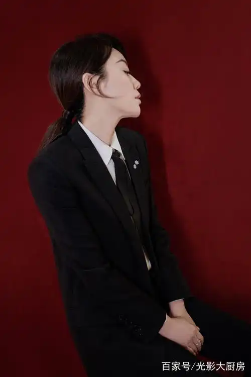 闫妮春晚黑西装展成熟魅力,尽显知性魅力,衣品颜值都逆袭