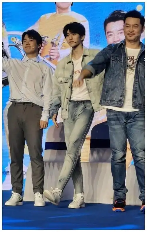 而是头的长度与肩宽再对比上身高,如果能达到蔡徐坤这样的水准,已经算