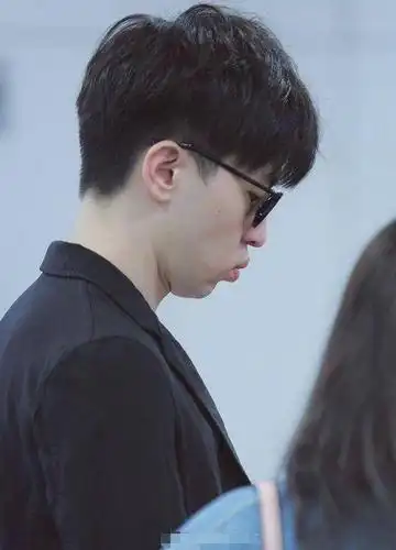 邓伦发福了?一身黑走机场侧脸圆润,嘟嘴卖萌挤出双下巴了!