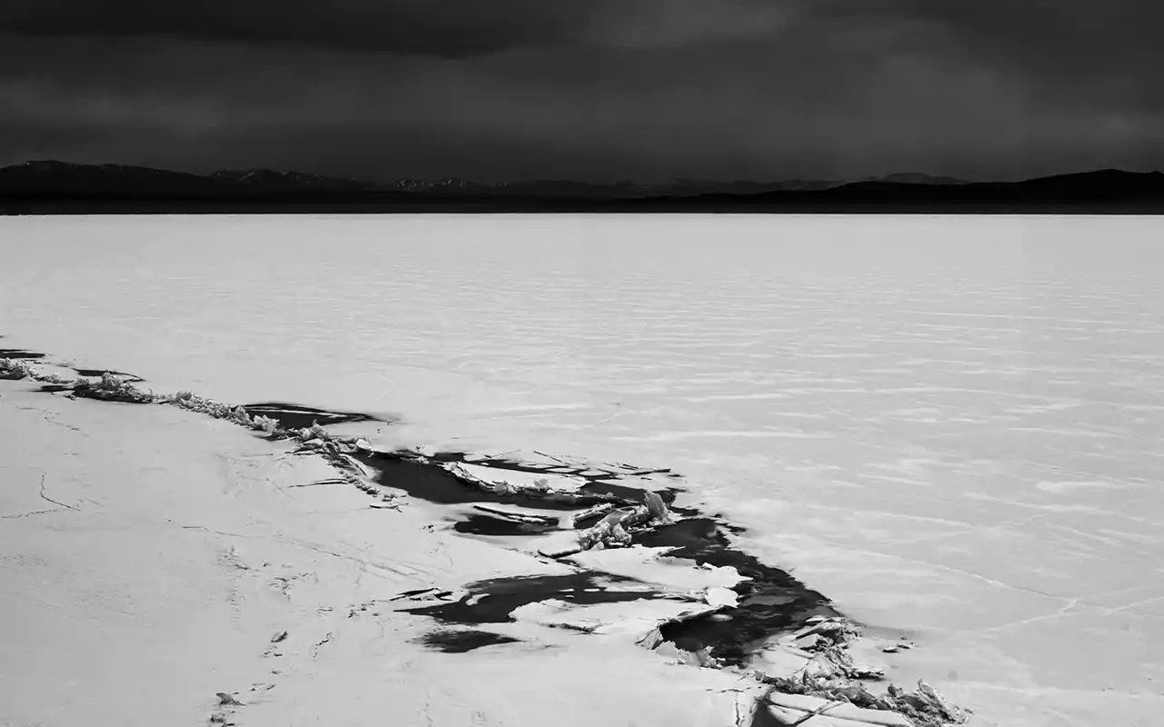 苍茫山水风光唯美黑白高清桌面壁纸