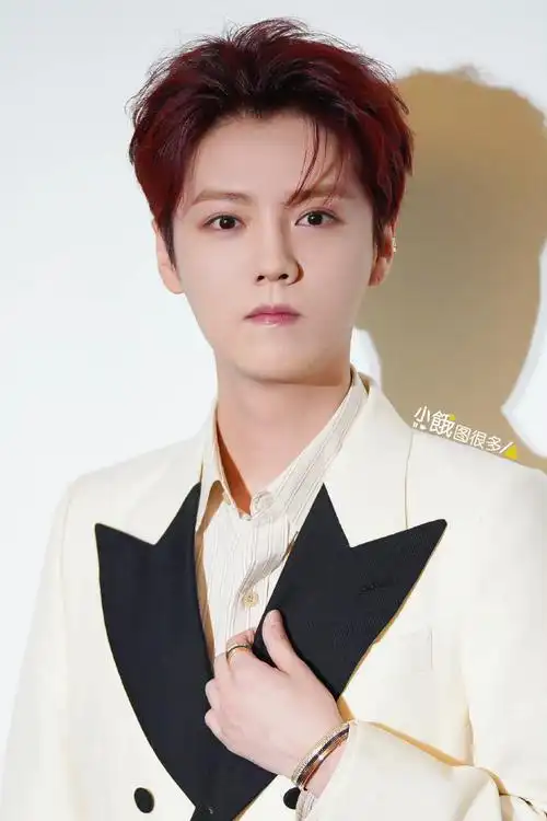 鹿晗说新歌年底发##鹿晗红发白西装造型