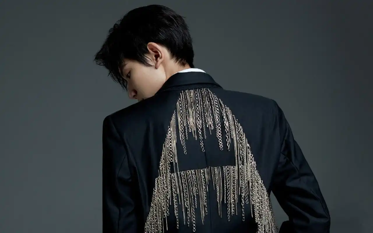 王源酷帅黑白写真桌面壁纸_大陆明星_壁纸下载_美桌网