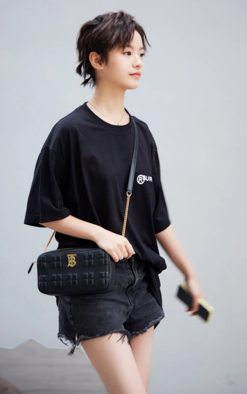 李庚希穿上牛仔短裤搭配t恤显得十分的有青春活力