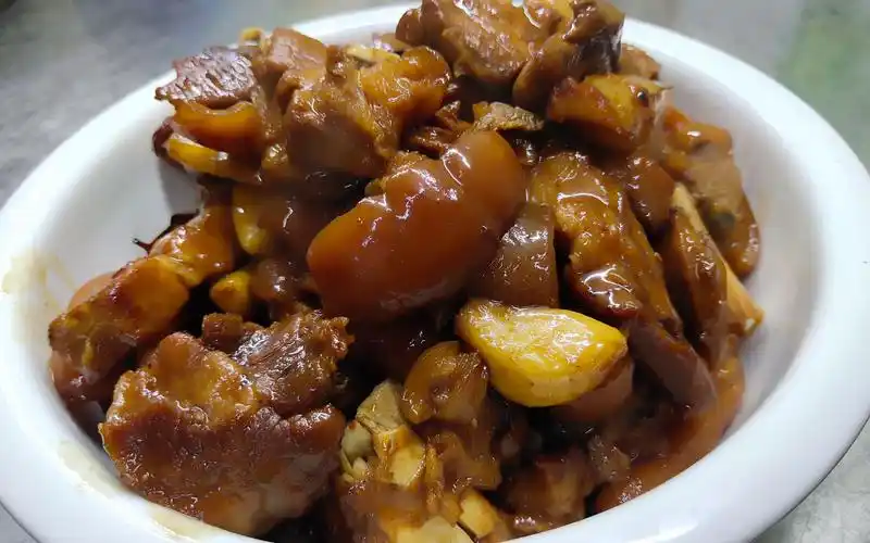 厨师老板不保留的分享饭店招牌菜,金蒜焖猪脚,单人半只不够吃
