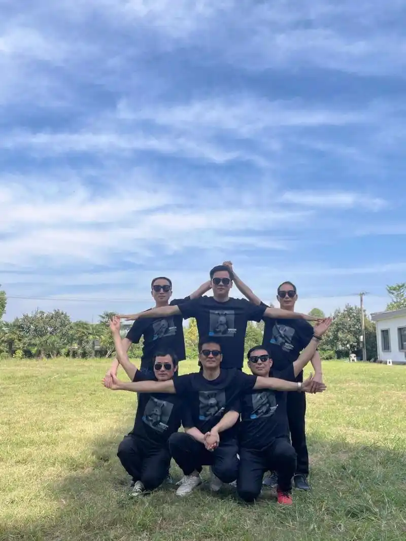 集体活动拍照姿势解锁 公司团建,部门集体出游,po出几种简单易学的