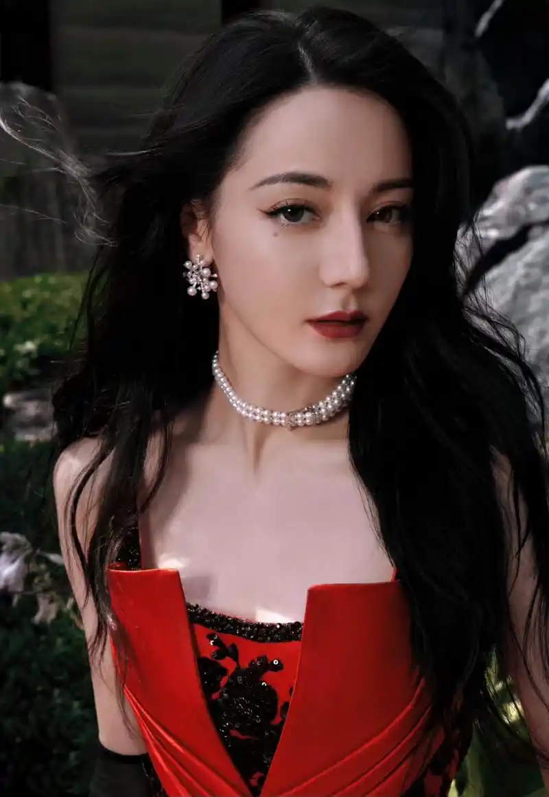 玫瑰95,红的好热烈～  迪丽热巴一袭红色钉珠刺绣礼服置身山水之间