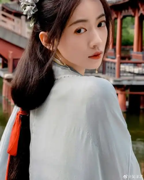 吴谨言古装造型温柔明艳,提灯回眸超惊艳,绝美五官宛如初恋