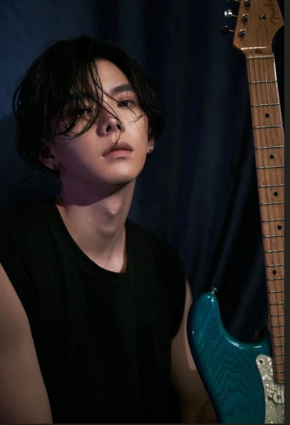 纯日动静型男杨宇腾为抒情单曲水蓝色情人mv帅气湿身竟溺水