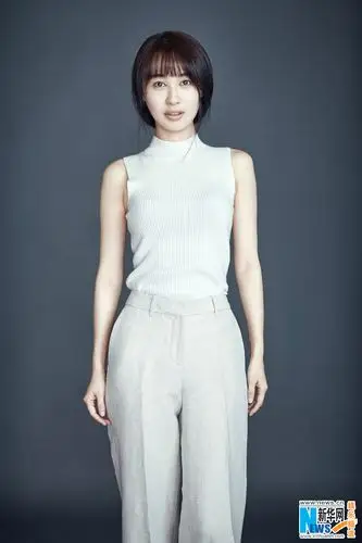 李菲儿演绎"轻熟女" 纯白打造极简知性