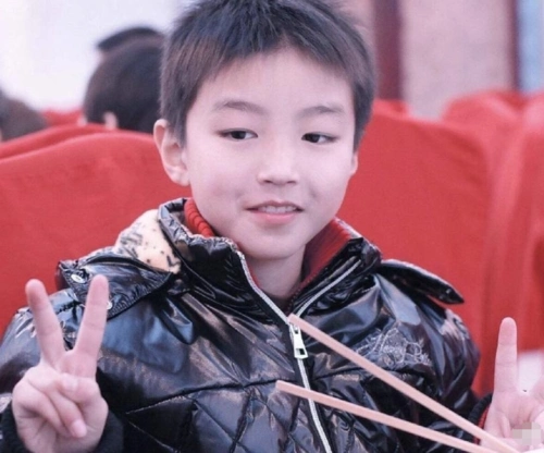 气质绅士又温暖,很多人都被他的清爽阳光气息所圈粉,在王俊凯小的时候