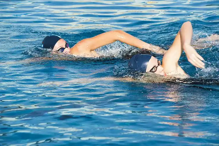游泳对身体有什么好处和坏处(女性长期游泳一年后身材变化)