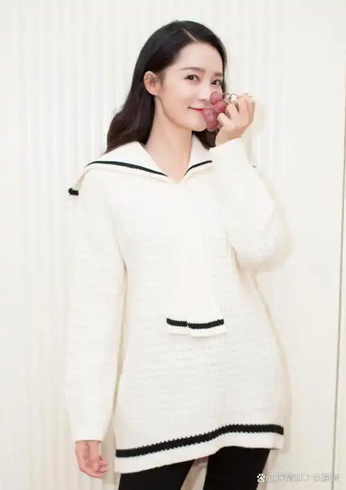 李沁的身材比例非常完美,身高166cm的她拥有蚂蚁腰,性感胸围和修长