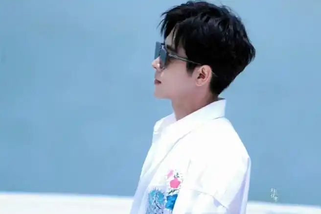 丞磊海边白衬衫#海边77白衬衫77少年,最新路透里的丞磊氛围感拉