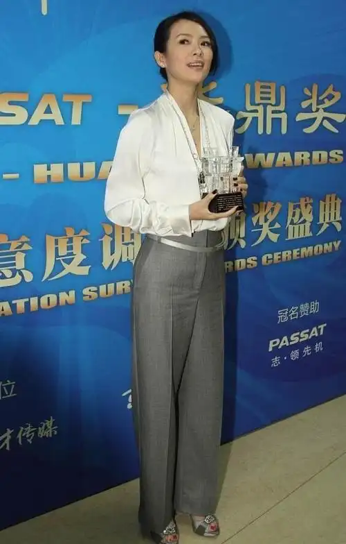 章子怡亮相戏剧节发布会,一袭白色衬衫裙优雅大气,太会扮嫩了