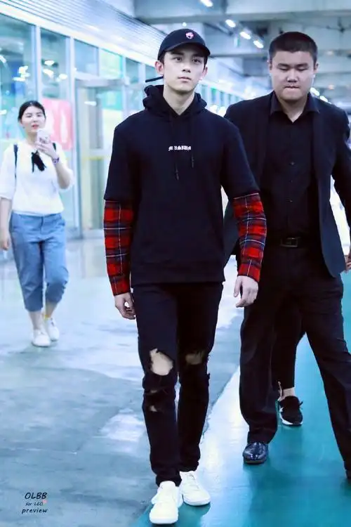 [吴磊][新闻]170920 吴磊上海飞北京高清机场 行程满满疲惫难掩