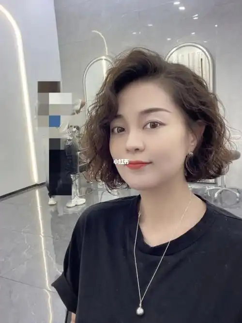 中短发尴尬期必备法式烫蛋卷头甜美复古风