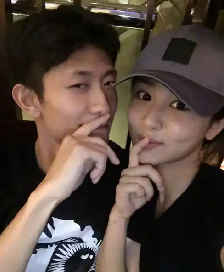 张一山杨紫同框深夜亲昵互动 网友:在一起