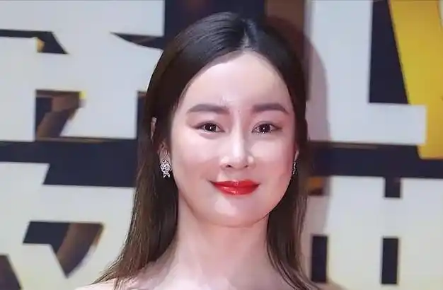 虽然张萌为了缓解毁容而去除了一些面部填充物,但脸上的整容痕迹却是