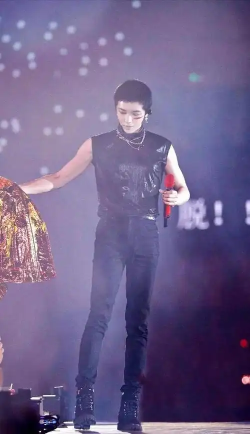 大哥这辈子有没有在演唱会炫腹肌的可能性