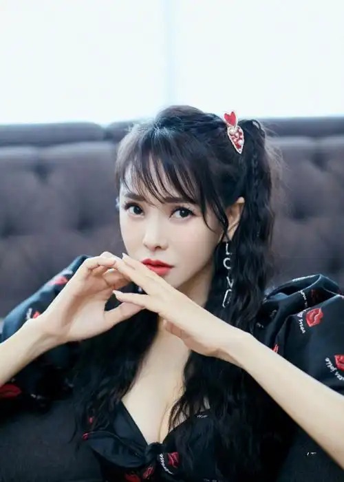 52岁伊能静晒近照无滤镜下侧颜精致养眼几丝白发意外抢镜