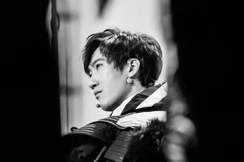 常远《喜剧人》幕后照吸睛 黑白大片显帅气专注