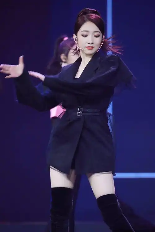 孟美岐活力四射性感舞蹈,带你感受不一样的体验