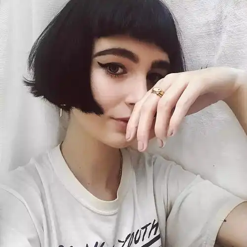 眉上刘海,齐嘴短发