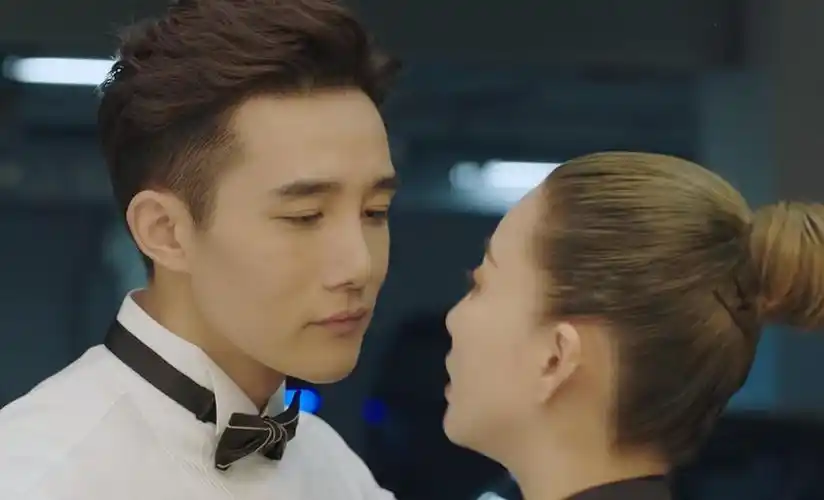 只可惜章涛这样不错的演员,之前在影视圈却不太红,没人力捧,也没啥