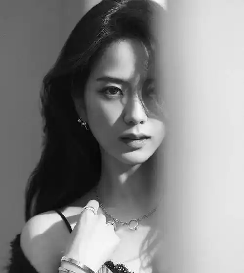 原创blackpink成员金智秀发布在她的个人社交上的自拍图