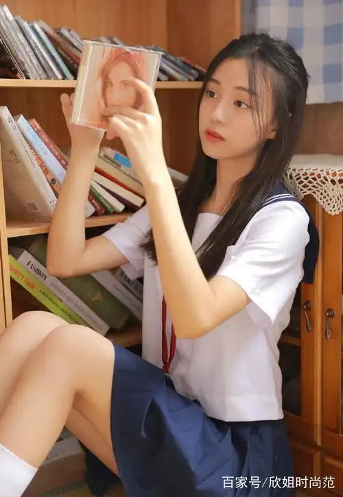 美图摄影:脸蛋俊俏的气质短裙美女