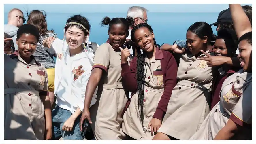 一大群各种肤色的笑. 南非开-02