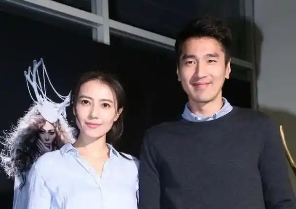 高圆圆有了女儿后,就很少露面了,她更愿意在家里照顾老公和女儿.