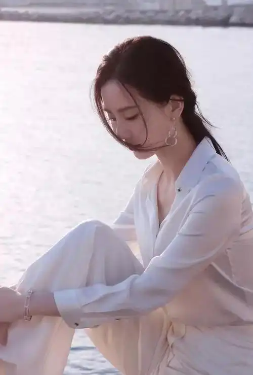 一组刘诗诗穿绸缎衬衣的照片在社交媒体上引起了广泛关注.