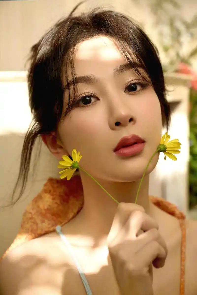 杨紫新拍摄了一组唯美写真,肤白靓丽的她犹如一朵笑靥如花的玫瑰.