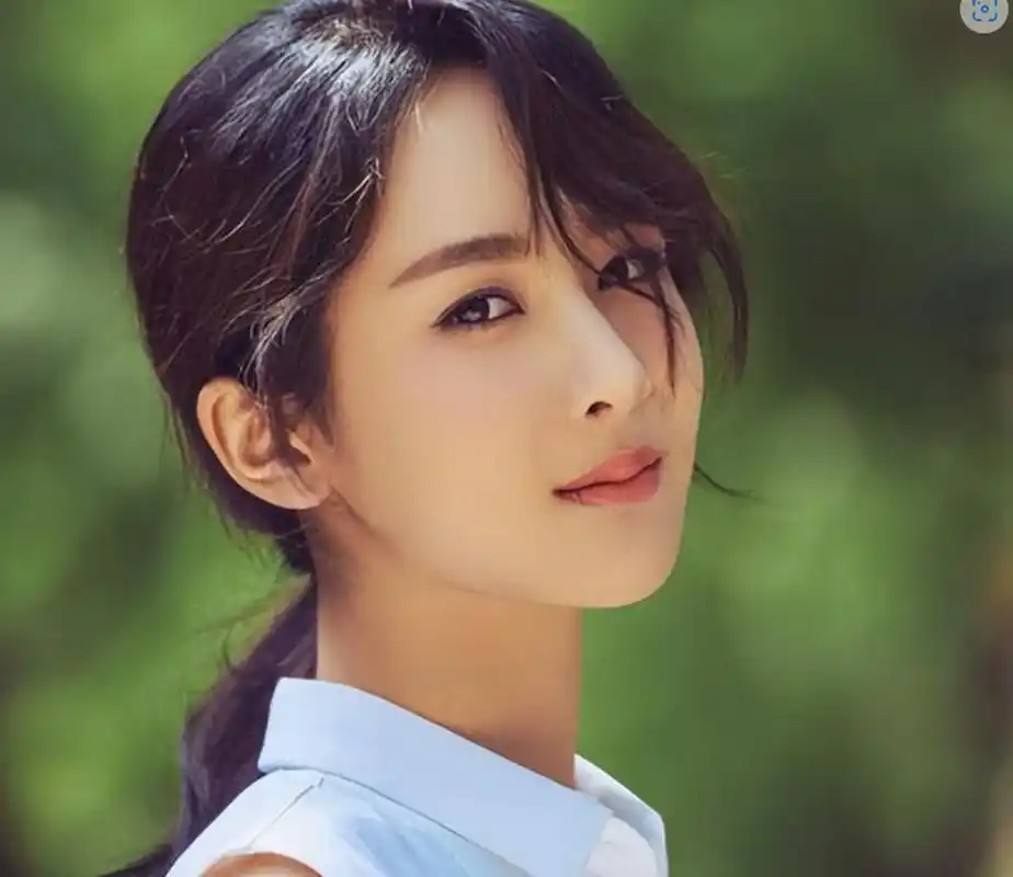 杨紫因《家有儿女》成名,后因角色被抢遭遇低谷,努力提高演技.