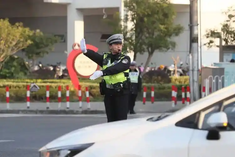 践行总要求致敬公安英雄全国优秀人民警察夏新平把办公室搬到马路上