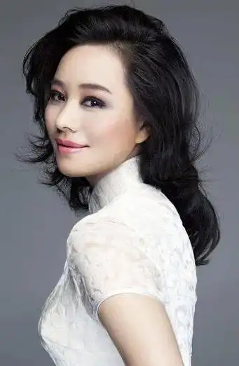 钟丽燕是中国著名的女高音歌唱家,优美的音色和精湛的技艺备受赞誉.