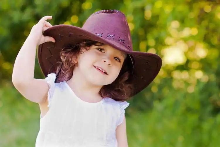 西方人,儿童,脸,头,脸颊,一个人,笑,微笑,露齿笑,横图,室外,特写,白天