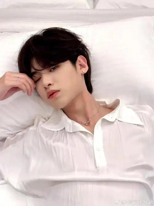 黄明昊躺我床上##黄明昊撑脸wink##黄明昊