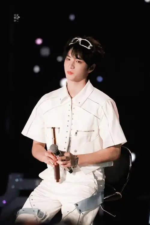 刘耀文超话i#刘耀文#    遇见的都是天意,拥有的都是幸运 世界上有