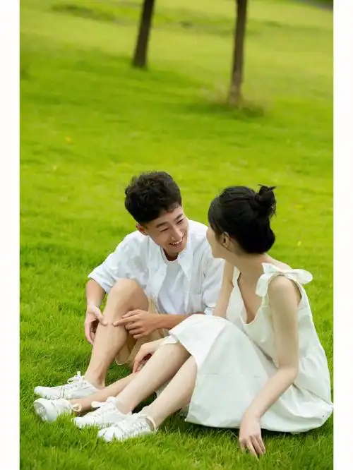 情侣写真青春在阳光下闪闪发光