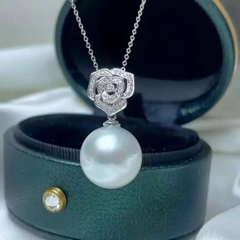 18k钻石96镶嵌.14-15mm澳白珍珠吊坠 醉美银蓝色系 - 抖音