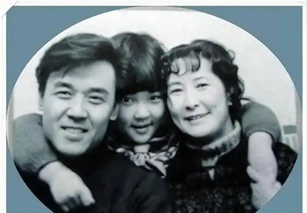 著名演员达式常终生只爱一个人他一生不买车不开车是为何