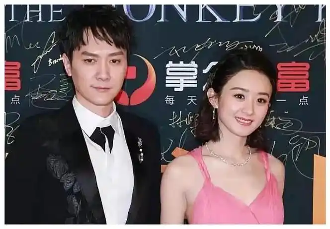 赵丽颖厦门探班冯绍峰被偶遇,挽手逛街很甜蜜,婚变传闻不攻自破