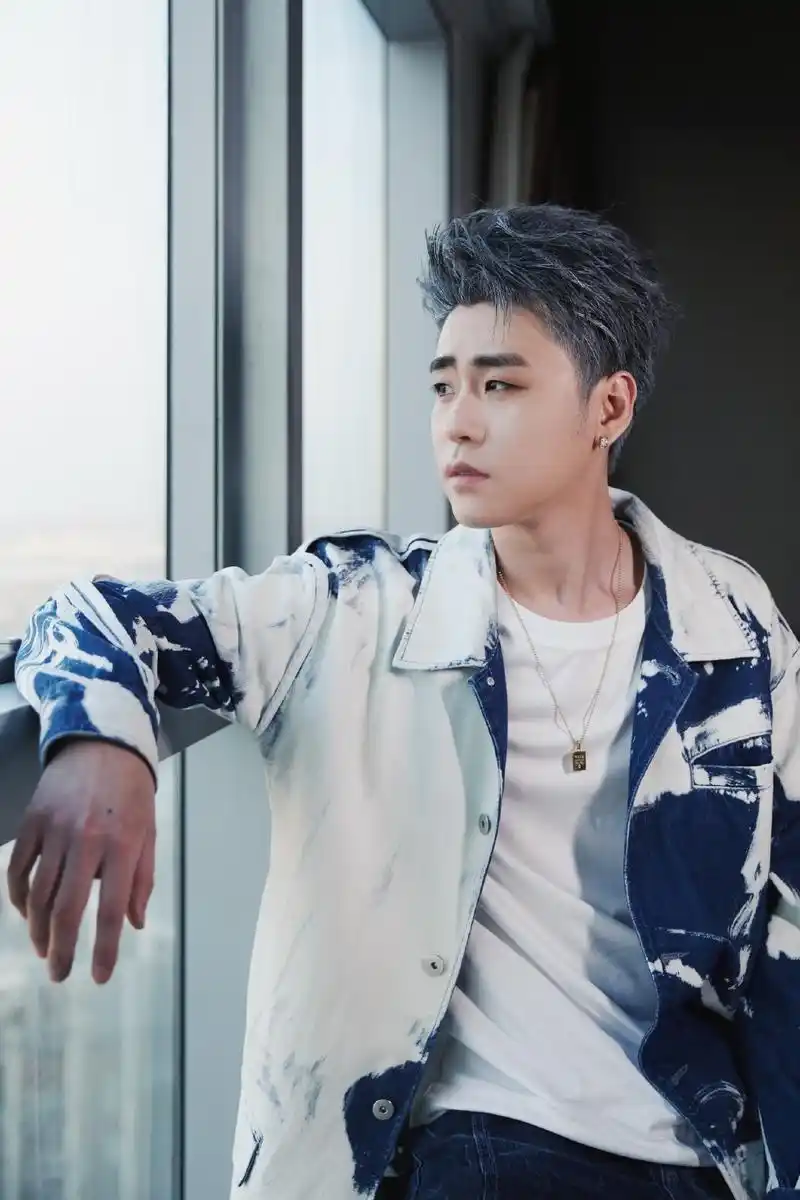 [张云雷][新闻]210503 张云雷灰发造型惊喜亮相国潮音乐节 绿海乐队与