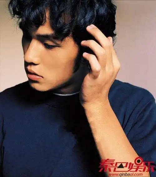 周杰伦疑晒彩排照暴瘦帅出尖下巴周杰伦喜欢喝珍珠奶茶什么梗